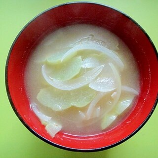 隼人瓜と玉ねぎの味噌汁
